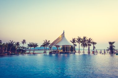 Güzel lüks otel yüzme havuzunda