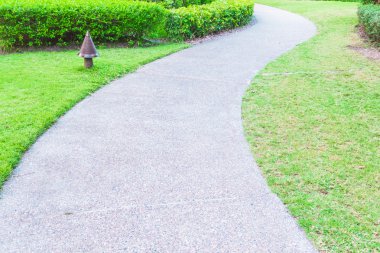 Bahçe etrafında taş yol yol