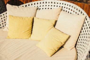 Kanepe üzerinde güzel yastıklar