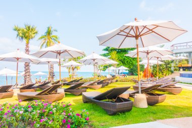 Şemsiye ve tropikal plaj sandalye