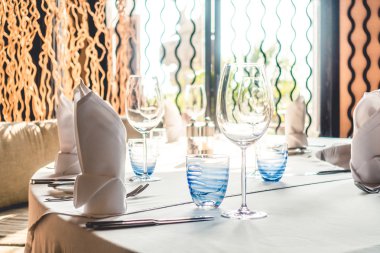 yemek için Tablo ayarı ile şarap bardakları