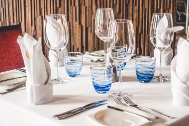 yemek için Tablo ayarı ile şarap bardakları