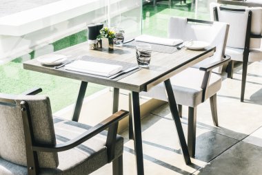 Boş sandalye ve masa Restaurant'ta