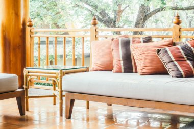 Yastıklar kanepeler dekorasyon