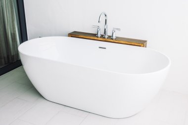 Güzel lüks beyaz küvet dekorasyon