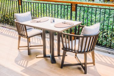 Boş sandalye ve yemek için Tablo ayarı