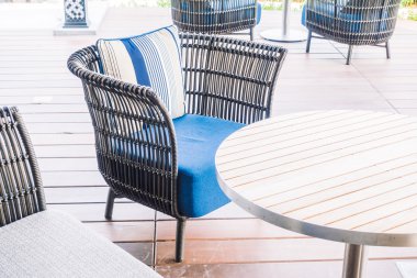 Boş sandalye ve yemek için Tablo ayarı