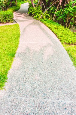 Bahçe etrafında taş yol yol