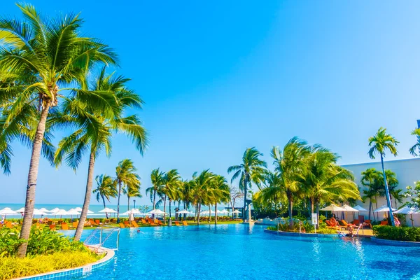 Hermosa piscina de lujo —  Fotos de Stock