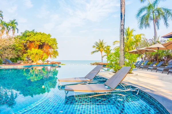 Pool med palmer och havet — Stockfoto