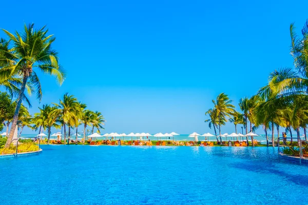 Hermosa piscina de lujo —  Fotos de Stock