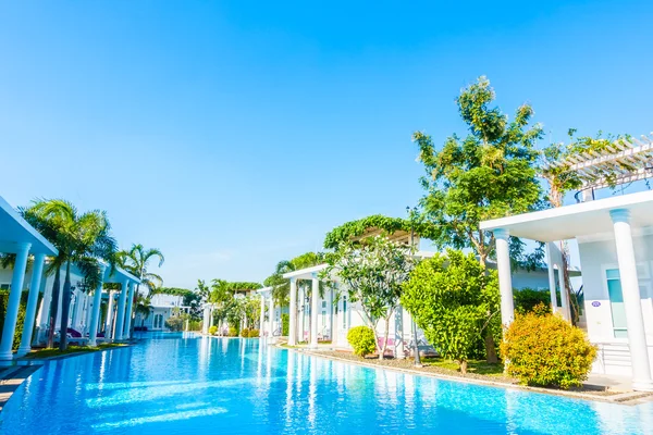 Beautiful luxury outdoor swimming pool — Stock Photo, Image