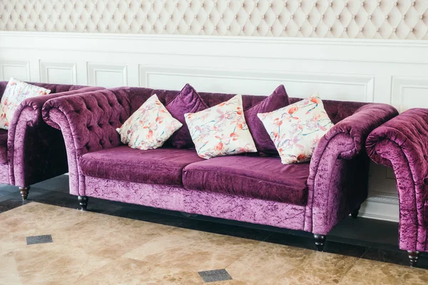 Piękne luksusowe poduszki na kanapie — Zdjęcie stockowe