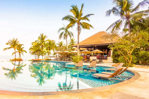 Piscina de luxo com palmeiras — Fotografia de Stock