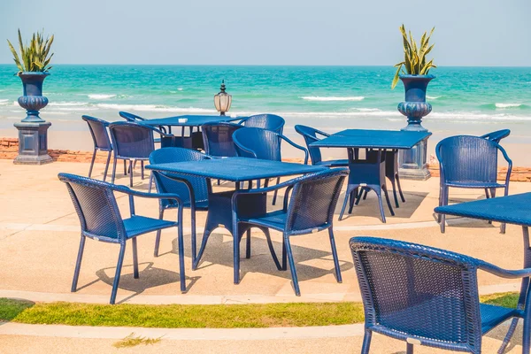 Üres asztal és szék, ezen a környéken: strand háttér — Stock Fotó