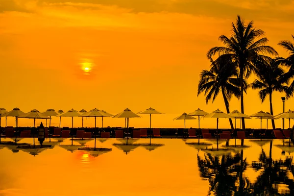 Silhouetten von Palmen am Schwimmbad — Stockfoto