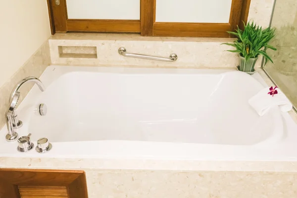 Décoration de baignoire dans la salle de bain intérieure — Photo