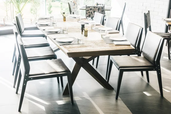 Lege stoelen en tafel in restaurant — Stockfoto