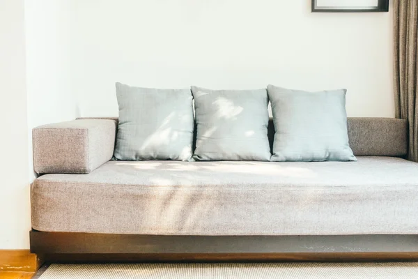 Подушки на украшении диванов — стоковое фото