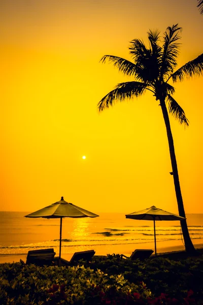 Schwimmbad im Hotelresort bei Sonnenaufgang — Stockfoto