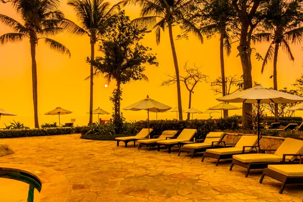 Swimming pool in hotel resort at sunrise — Stock Photo, Image