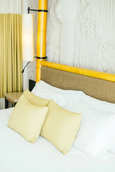 Красивые подушки на роскошной кровати — стоковое фото