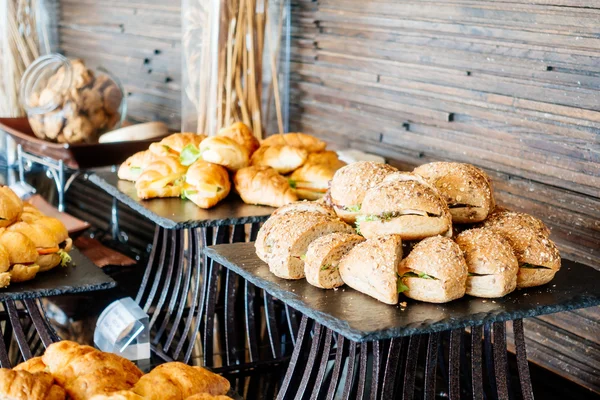 Catering-Buffet im Hotelrestaurant — Stockfoto