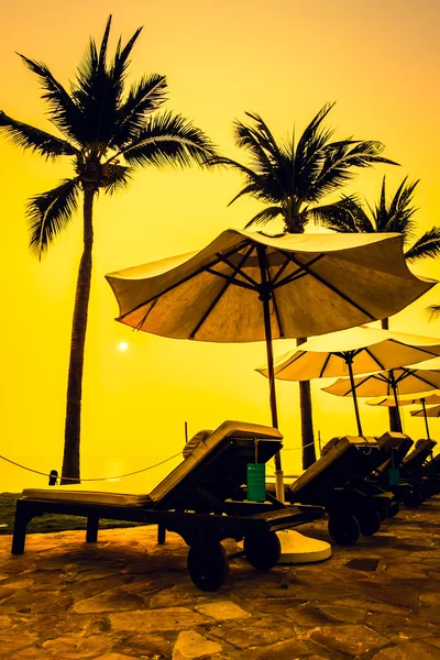 Басейн в готельному курорті на сході сонця — стокове фото