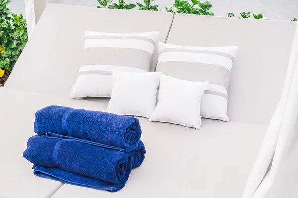 수건 및 침대 풀 베개 — 스톡 사진