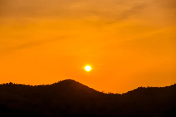 Zachód słońca nad górskim — Zdjęcie stockowe