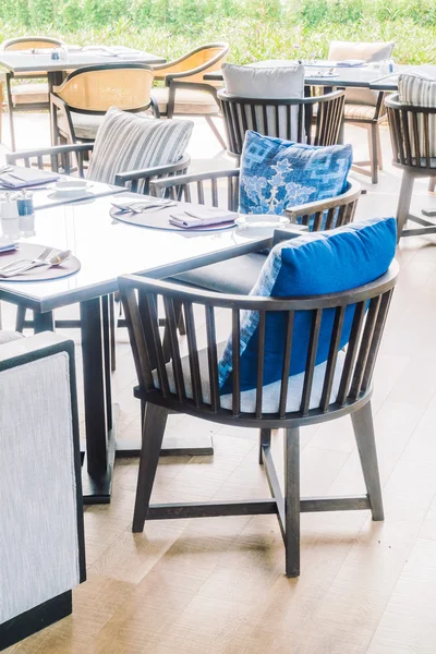 Порожні стільці та столи для обіду — стокове фото