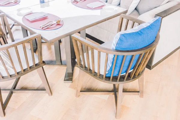 Boş sandalye ve yemek için Tablo ayarı