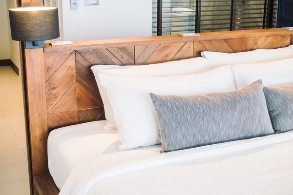 Gyönyörű luxus ágyban párnák — Stock Fotó