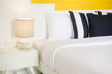 Güzel lüks yastık yatak üzerinde