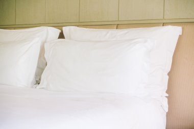 Yatakta güzel lüks yastıklar