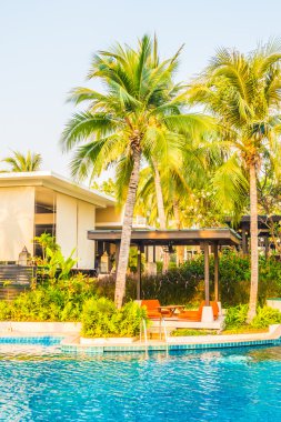 Boş şemsiyeleri ve sandalyeler