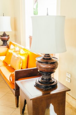 Boş tahta kanepe ve sandalye