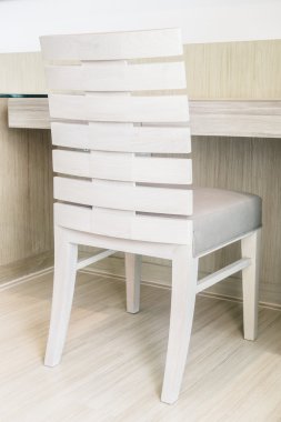 Boş çalışma masa ve sandalye