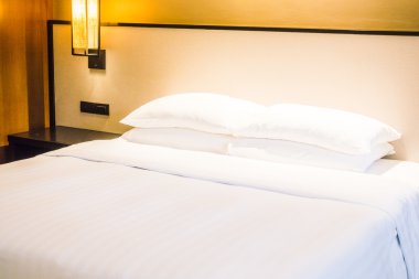 Yatakta güzel lüks beyaz yastıklar