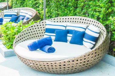 Şemsiyeleri ve sandalyeler Yüzme Havuzu etrafında