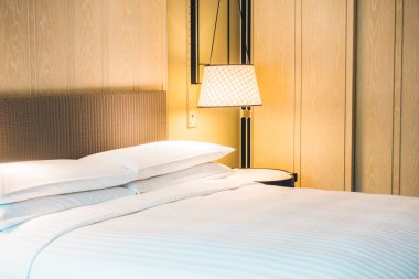 Yatakta güzel lüks beyaz yastıklar