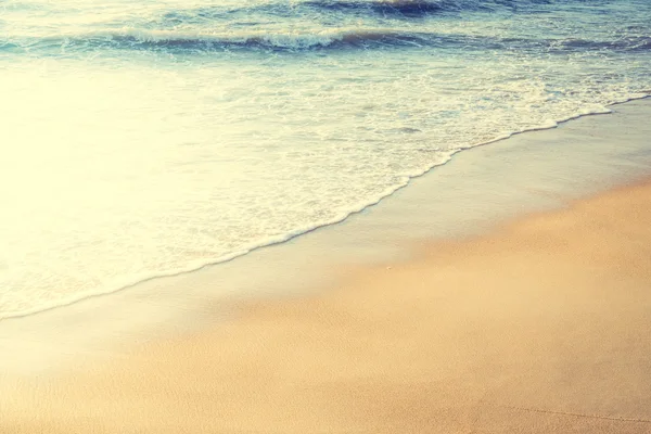 Solnedgång med havet och stranden — Stockfoto