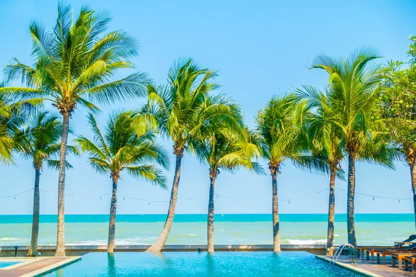 Bella piscina di lusso — Foto Stock