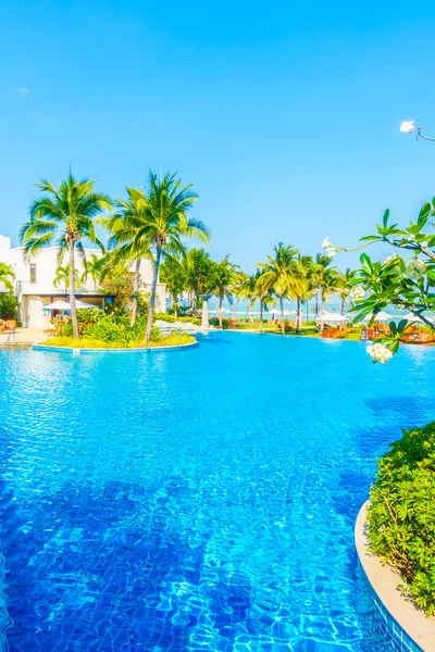 Hermosa piscina de lujo —  Fotos de Stock