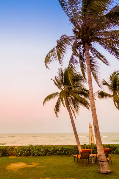 Boş şemsiye ve plaj sandalye