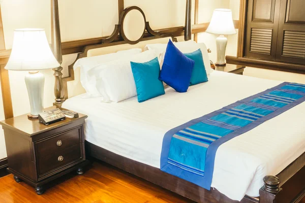 Красивые роскошные подушки на кровати — стоковое фото