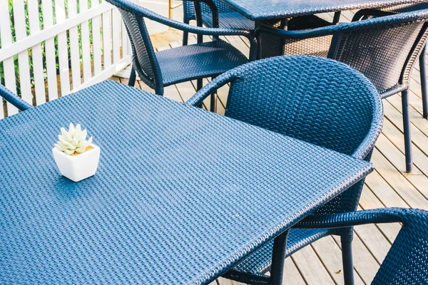 Lege tafel en stoel — Stockfoto