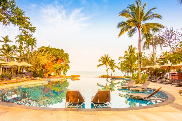 Palmiye ağaçları ile lüks Yüzme Havuzu