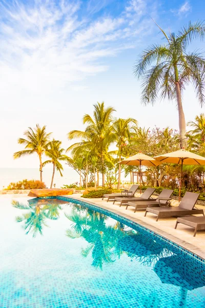 Piscina di lusso con palme — Foto Stock