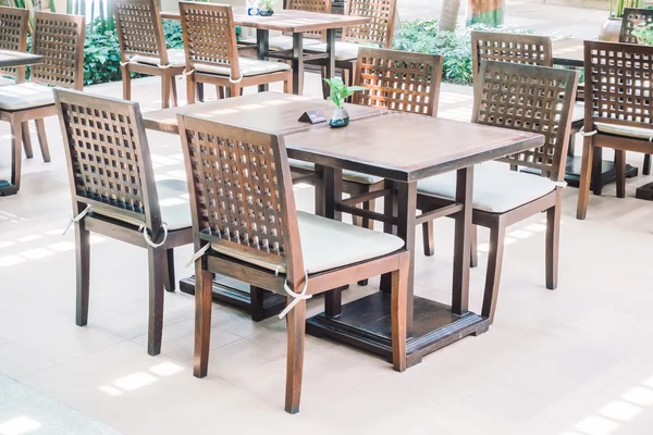 Tisch und Stuhl leer — Stockfoto